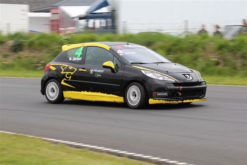 Brigitte Klintskov Jerkel måtte i gang med at have motoren skiftet på hendes Peugeot 207 efter Ring Djursland, da den begyndte at gå på blot 3 cylindre. Men nu er hun klar igen.
(Foto: JJ Media)